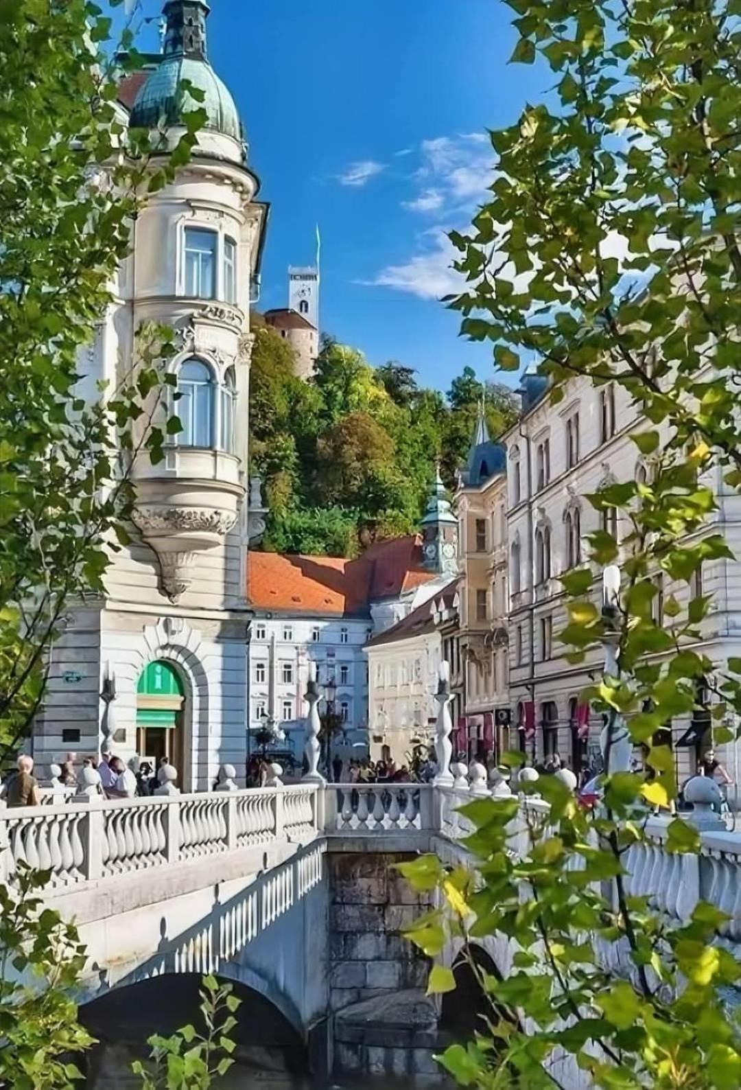 Little Plaza Duplex Apartment Ljubljana Bagian luar foto